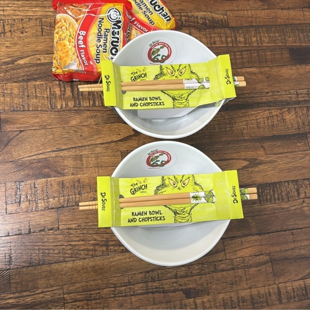 The Grinch Dr. Suess Ramen Bowls set of 2 NWT Chopsticks Christmas Cindy Lou - Picture 6 of 13